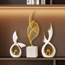 Escultura decorativa em cerâmica branca com dourado. Luxo refinado para salas, gabinetes, aparadores e escritórios.