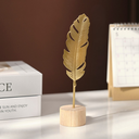 Escultura de folha dourada com base de madeira. Design moderno, elegante e naturalista para salas e escritórios.