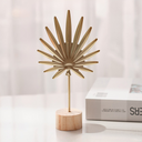 Escultura de folha dourada com base de madeira. Design moderno, elegante e naturalista para salas e escritórios.