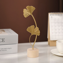 Escultura de folha dourada com base de madeira. Design moderno, elegante e naturalista para salas e escritórios.