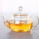 Chaleira de vidro com infusor 800ml sobre chama de fogão com chá borbulhando - Casa Splêndida