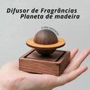difusor de madeira artesanal formato planeta com base quadrada para aromaterapia