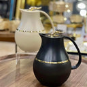 Garrafa térmica estilo europeu preta com alça cromada e tampa de clique, ideal para bebidas quentes