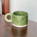 Caneca verde moderna 250ml com alça circular e acabamento pontilhado
