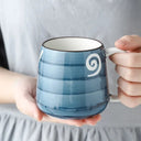Canecas de cerâmica japonesa 500ml com espiral branca e listras verticais azuis - Casa Splêndida