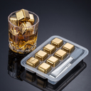 Kit com cubos dourados reutilizáveis para whisky. Aço inox, pinça de servir e estojo. Sofisticação ao servir sem diluir.