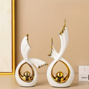 Escultura decorativa em cerâmica branca com dourado. Luxo refinado para salas, gabinetes, aparadores e escritórios.