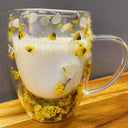 Caneca de parede dupla com flores secas amarelas naturais – exclusiva, charmosa e ideal para café ou chá