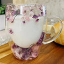 Caneca de parede dupla com flores secas roxas e brancas – exclusiva, delicada e perfeita para momentos especiais