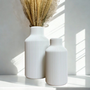 Vaso de cerâmica estilo nórdico com textura vertical e acabamento fosco para decoração minimalista