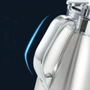 Garrafa térmica Roman inox prata servindo água quente com tampa de botão e alça ergonômica