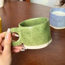 Caneca verde moderna 250ml com alça circular e acabamento pontilhado