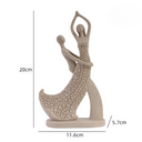 Escultura de casal em resina com acabamento arenito. Design emocional, ideal para presentear ou decorar com afeto.