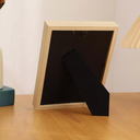 Porta-retrato 15x20 em MDF com vidro, design minimalista e acabamento natural. Ideal para fotos em ambientes internos.