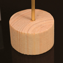 Escultura de folha dourada com base de madeira. Design moderno, elegante e naturalista para salas e escritórios.