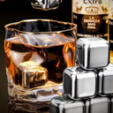 Cubos inox reutilizáveis com pinça e estojo. Resfria bebidas sem diluir. Kit elegante, prático e reutilizável da Casa Splendida.