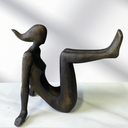 Escultura decorativa abstrata para estantes e mesas, com design moderno e acabamento bronze sofisticado.