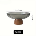 Tigela de vidro com pedestal de madeira — ideal para frutas, sobremesas e decoração de alto padrão.