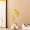 Escultura decorativa em cerâmica branca com dourado. Luxo refinado para salas, gabinetes, aparadores e escritórios.