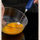 Mini mixer elétrico portátil com batedor fouet e corpo em aço, ideal para café, leite e shakes