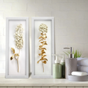 Kit com 2 quadros florais dourado e branco, moldura em madeira, vidro incolor, ideal para lavabo, sala, corredor ou cozinha.