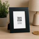 Porta-retrato de vidro preto com acabamento espelhado, disponível nos tamanhos 10x15 e 15x20, ideal para mesa.