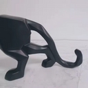 Escultura de pantera com design geométrico em resina. Elegância moderna para mesa, estante ou escritório.