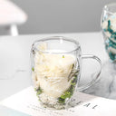 Caneca de vidro parede dupla com flores e folhagens verdes naturais e bebida quente - Casa Splêndida