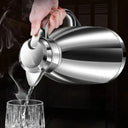 Garrafa térmica Roman inox prata servindo água quente com tampa de botão e alça ergonômica