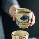 Xícara japonesa cerâmica pintada à mão estampa Peixe Azul