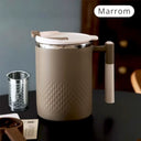 Canecas térmicas com design moderno em branco e bege, ideais para café ou cappuccino, com tampa e alça ergonômica