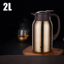 Garrafa térmica dourada Casa Splendida com alça escura, inox 316L e tamanhos 1L a 2,5L