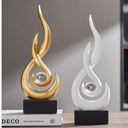 Escultura decorativa de resina com design fluido e elegante. Perfeita para sala, escritório ou mesa de centro.