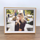 Porta-retrato 15x20 em MDF com vidro, design minimalista e acabamento natural. Ideal para fotos em ambientes internos.
