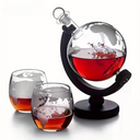 Decantador globo com 910ml, 2 copos de 300ml e funil. Peça decorativa com navio interno e base de madeira sofisticada.