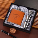 Kit de bolso com cantil 8oz, copo inox e funil. Revestido em couro e embalagem de presente elegante. Compacto e sofisticado.