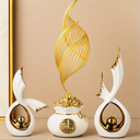 Escultura decorativa em cerâmica branca com dourado. Luxo refinado para salas, gabinetes, aparadores e escritórios.