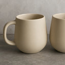 Kit com 2 canecas bojudas de porcelana 260ml, ideais para café, chá ou leite com estilo.