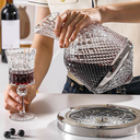 Decanter rotativo de cristal 1500ml com base giratória e acabamento espelhado para vinhos sofisticados.