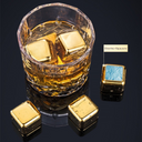 Kit com cubos dourados reutilizáveis para whisky. Aço inox, pinça de servir e estojo. Sofisticação ao servir sem diluir.