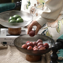 Tigela de vidro com pedestal de madeira — ideal para frutas, sobremesas e decoração de alto padrão.