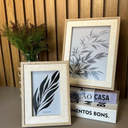 Porta-retrato Lyor em vidro bege, acabamento espelhado, uso horizontal ou vertical, disponível nos tamanhos 10x15 e 15x20.