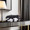 Escultura de pantera com design geométrico em resina. Elegância moderna para mesa, estante ou escritório.