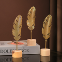 Escultura de folha dourada com base de madeira. Design moderno, elegante e naturalista para salas e escritórios.