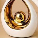 Escultura decorativa em cerâmica branca com dourado. Luxo refinado para salas, gabinetes, aparadores e escritórios.