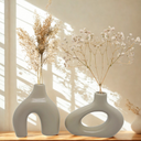 Dupla de vasos decorativos em cerâmica com design orgânico e cores neutras para uma decoração sofisticada.