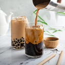 Conjunto com 6 copos de vidro 380ml, tampa de bambu e canudo. Ideal para drinks, caipirinhas e cafés gelados.
