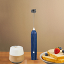 Mini mixer elétrico portátil com batedor fouet e corpo em aço, ideal para café, leite e shakes