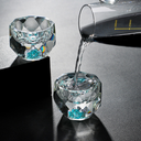 Conjunto de licor com jarra 300ml e 6 copos de 50ml em cristal. Acabamento azul e dourado. Luxo para servir com elegância.