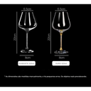 Conjunto com 2 taças de cristal lapidadas com design refinado e base facetada. Ideal para brindar com elegância e decorar com sofisticação.